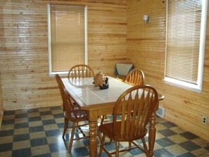 Cabaña estándar, 3 habitaciones, para no fumadores | Cocina privada | Refrigerador, microondas y parrilla de estufa 