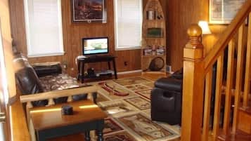 Kabin Standar, 3 kamar tidur, Bebas Asap Rokok | Ruang keluarga | TV dan pemutar DVD