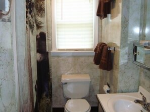 Standard Cabin, 3 Bedrooms, Non Smoking | Bathroom | Combined shower/bathtub, towels