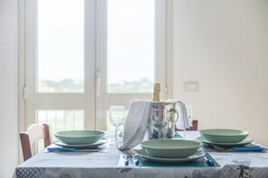 Standard Apartment, 1 Bedroom, Non Smoking | In-room dining
