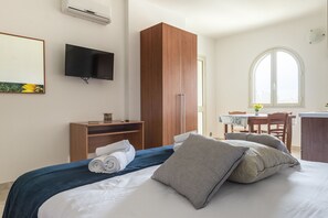 Standard Studio, 1 Bedroom, Non Smoking | Living area