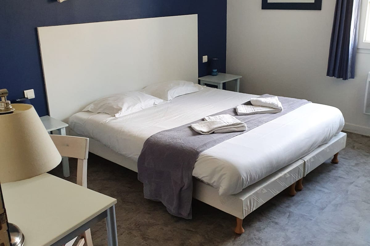 comfort double room, terrace | desk, soundproofing, free wifi, bed sheets