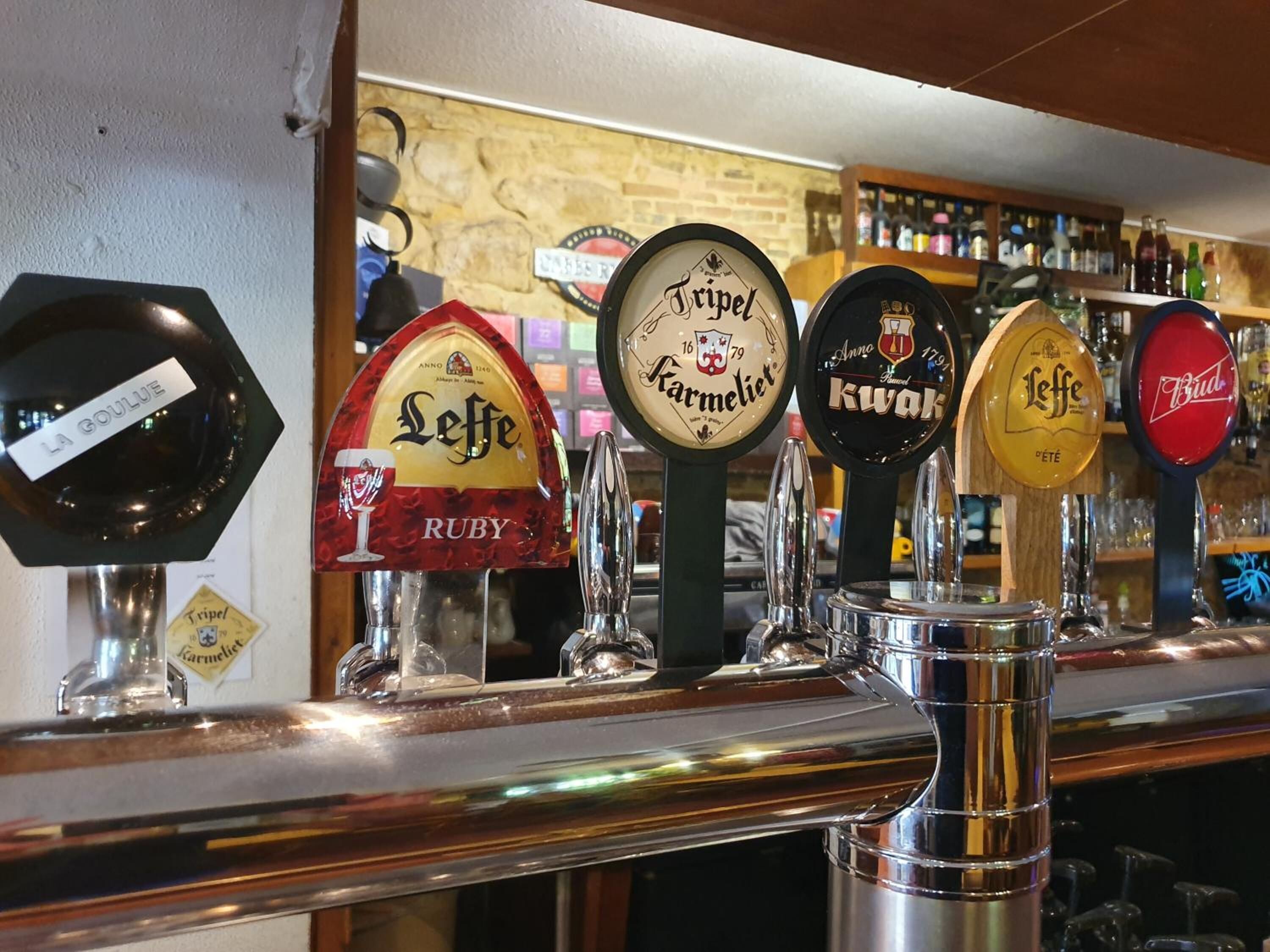 Bar (trong khuôn viên)