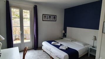 Deluxe tweepersoonskamer, bad | Een bureau, geluiddichte muren, gratis wifi, beddengoed