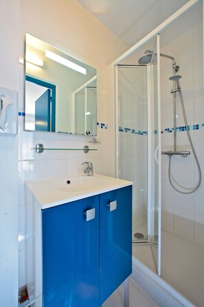 Shower, free toiletries, hair dryer, towels - La Bonne Famille (Cressensac-Sarrazac)