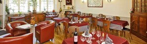Serveert ontbijt, lunch, diner, regionale gerechten 