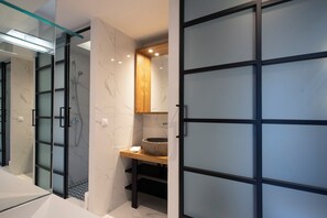 Luksus-villa | Badeværelse | Bruser, brusehoved med hydromassage, designertoiletartikler, hårtørrer