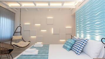 Ein modernes Schlafzimmer mit Bett, Hängesessel und Wand mit integrierter Beleuchtung.