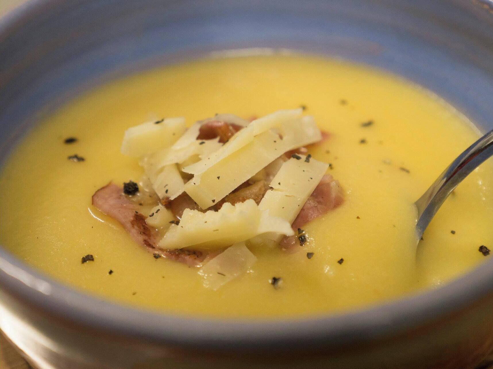 Un tazón de sopa con una cuchara.
