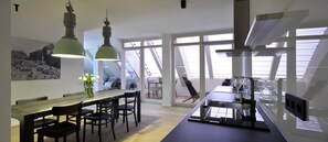 Apartamento, 2 habitaciones | Servicio de comidas en la habitación