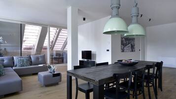 Apartamento, 4 quartos | Área de estar | TV de tela plana