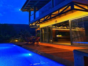 Junior Luxury Pool Villa | Pengeskab på værelset, skrivebord, strygejern/strygebræt