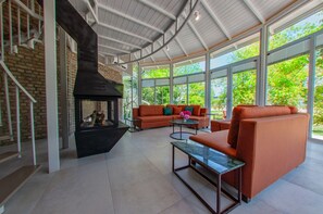 Three-bedroom luxury villa | Zona de estar | Una televisión LCD, una chimenea