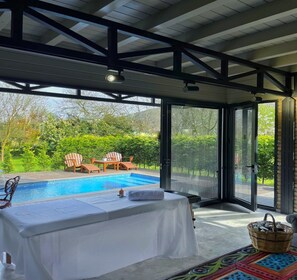 Junior Luxury Pool Villa | Pengeskab på værelset, skrivebord, strygejern/strygebræt