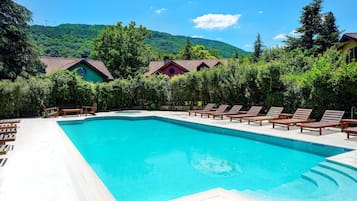 Kauden mukainen ulkouima-allas avoinna 7.00–20.00, aurinkovarjoja