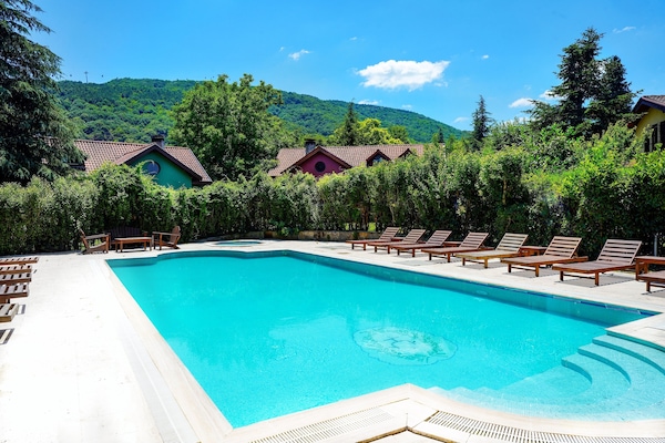 Piscina stagionale all'aperto, ombrelloni da piscina, lettini