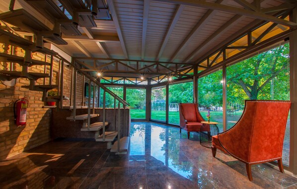 Junior Garden  Villa | Olohuone | LCD-televisio, takka
