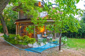 Junior Garden  Villa | 4 makuuhuonetta, tallelokero huoneessa, työpöytä, silitysrauta/-lauta