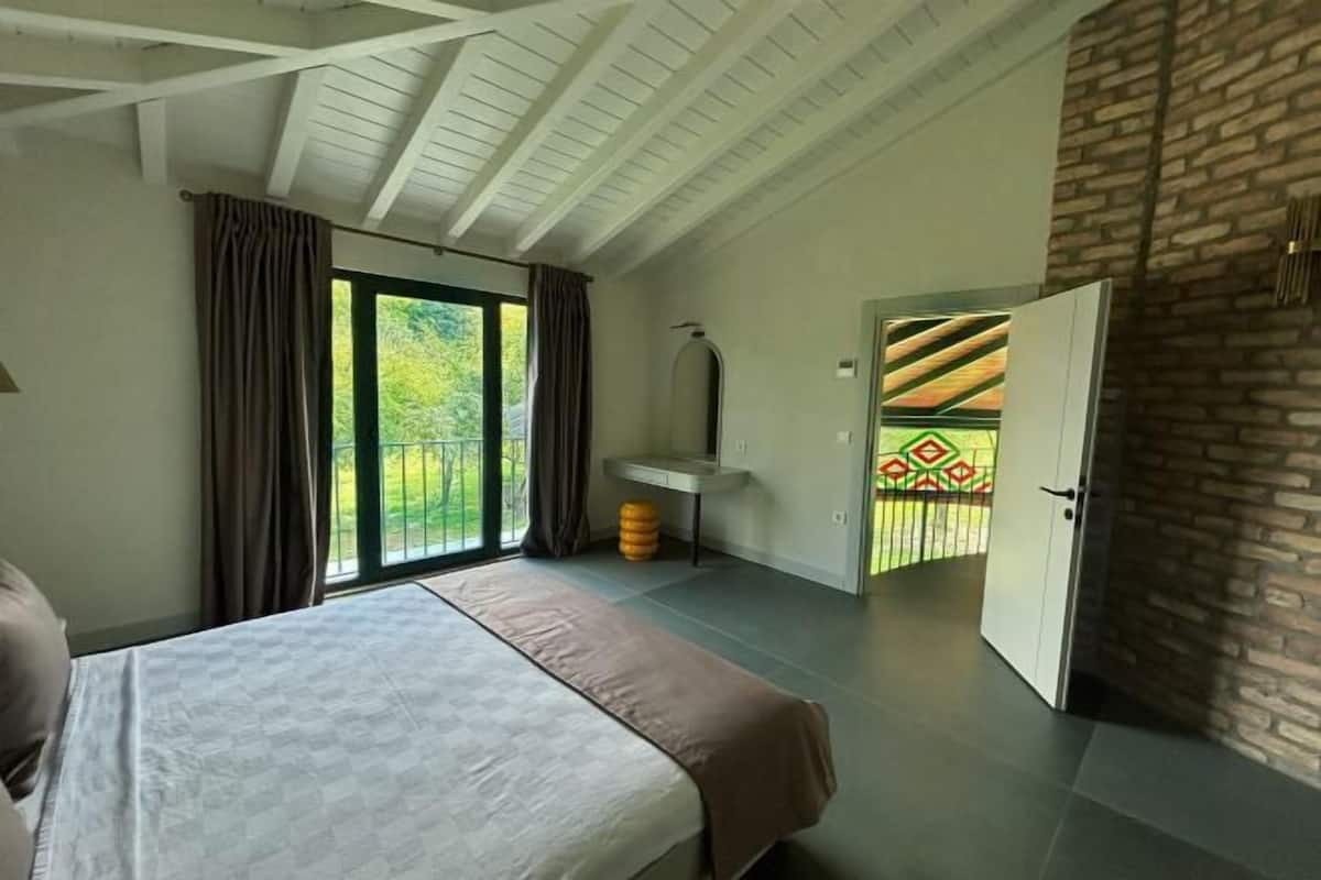 Coffres-forts dans les chambres, bureau, fer et planche à repasser