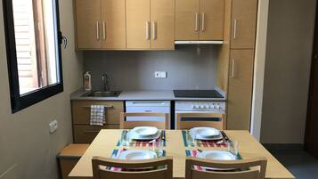 Apartment, 2 Bedrooms (4 people) | In-room dining