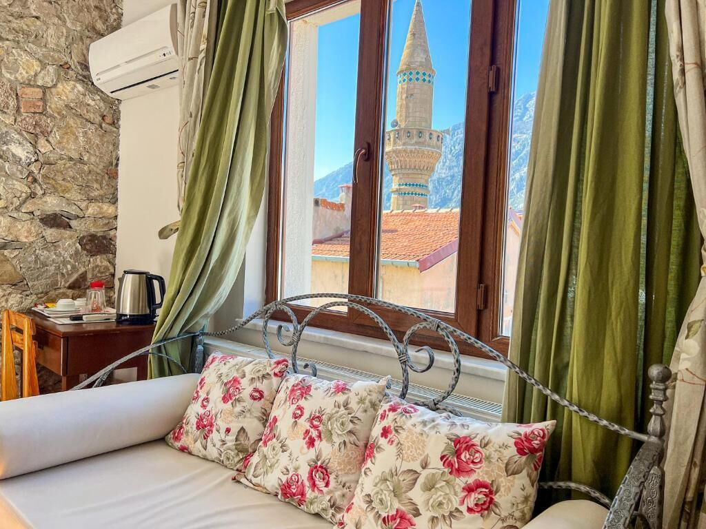 Triple Room, Partial Lake View | Desk, free WiFi, bed sheets