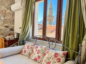 Triple Room, Partial Lake View | 책상, 무료 WiFi, 침대 시트