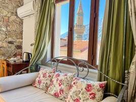 Triple Room, Partial Lake View | デスク、WiFi (無料)、ベッドシーツ