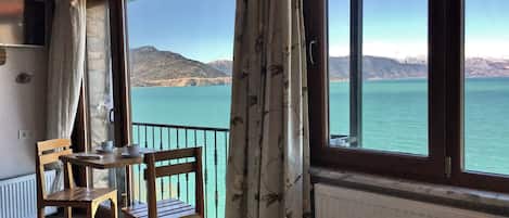 Premium Double Room with Best Lake View | Escrivaninha, Wi-Fi de cortesia, roupa de cama
