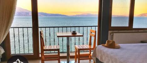 Premium Double Room with Best Lake View | Bureau, accĂšs au Wi-Fi (inclus), literie fournie