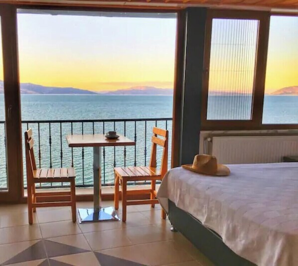 Premium Double Room with Best Lake View - Fulya Pension (Egirdir)