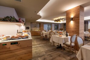 Free daily buffet breakfast - Mont Chalet Nevada - Hotel & Spa (Livigno)