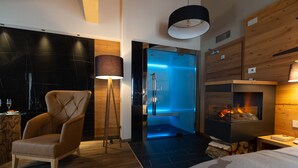 Suite, 1 kingsize-seng, peis | Safe på rommet, skrivebord, strykejern/-brett og wi-fi (inkludert)