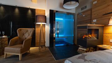 Sviitti, 1 suuri parisänky, takka | Tallelokero huoneessa, työpöytä, silitysrauta/-lauta, ilmainen Wi-Fi