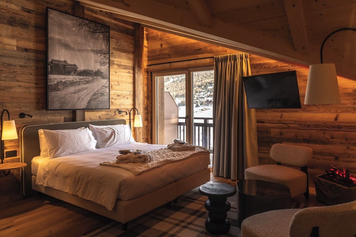 Caja de seguridad en la habitación y escritorio