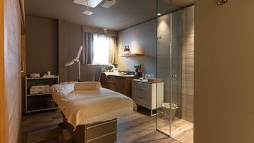 Couples treatment rooms, sauna, hot tub, steam room, Turkish bath