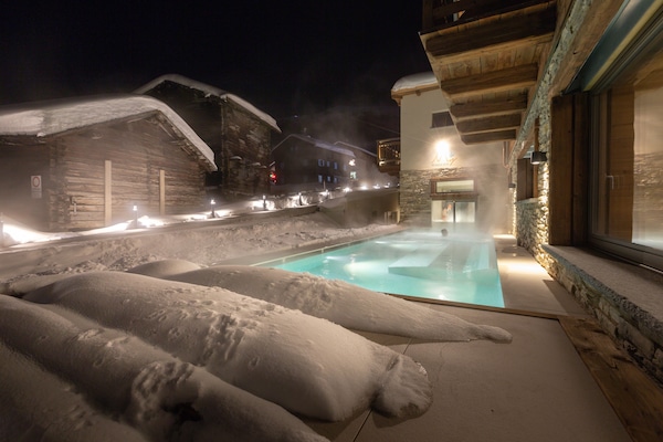Seasonal outdoor pool, pool umbrellas, sun loungers