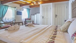 Une chambre à coucher avec un lit, une chaise, un bureau et une armoire.