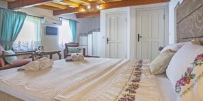 Habitación doble Deluxe | Ropa de cama de alta calidad, minibar y tabla de planchar con plancha 