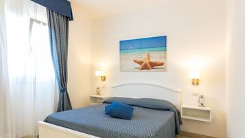 Quarto casal ou duplo superior, vista para a piscina | Frigobar, cofres nos quartos, espaço de trabalho para notebook