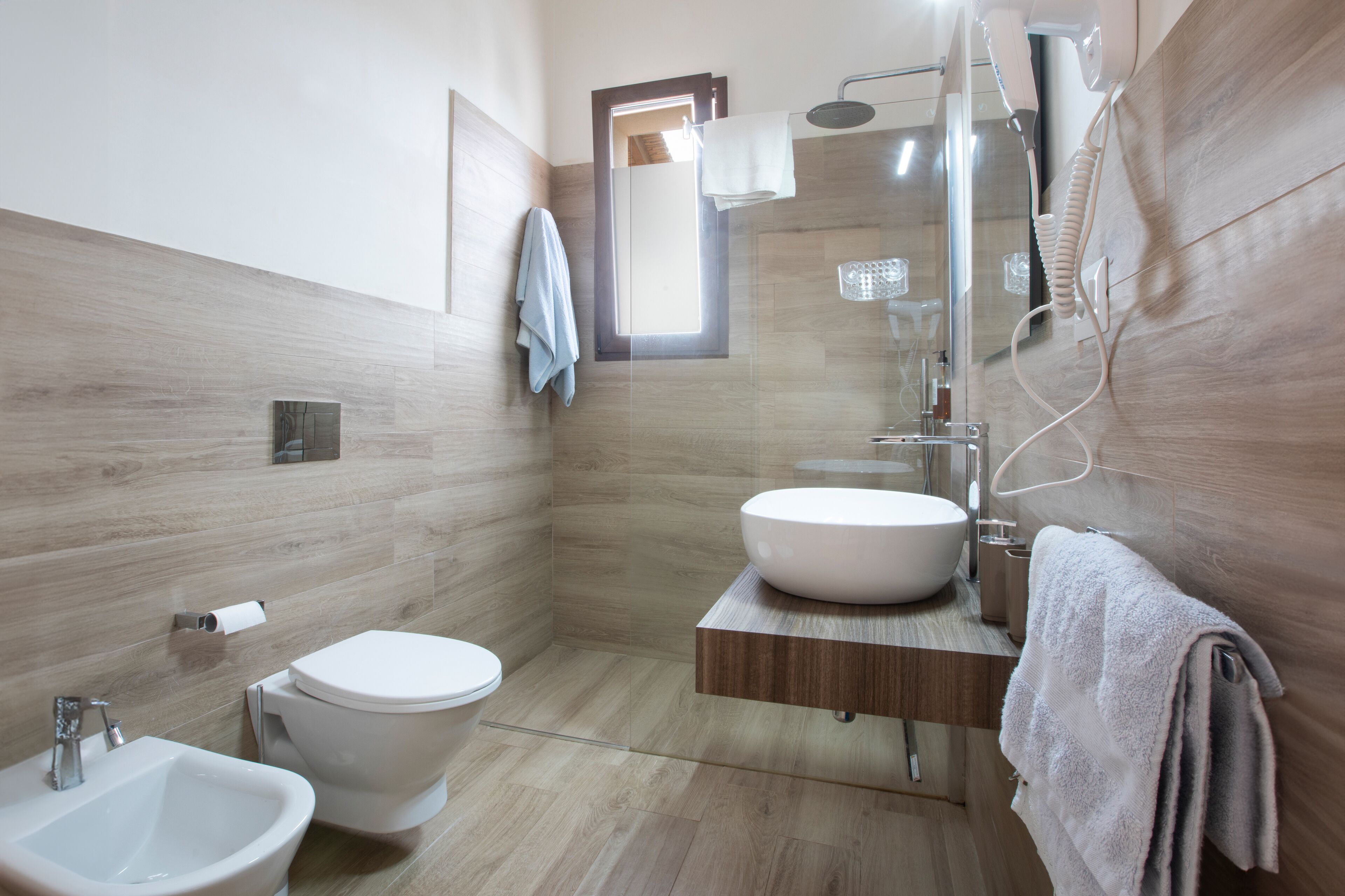 Apartamento Premium | Baño | Ducha, secador de pelo, bidé y toallas