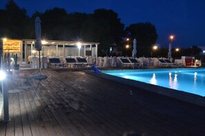 Piscine extérieure (ouverte en saison), parasols de plage