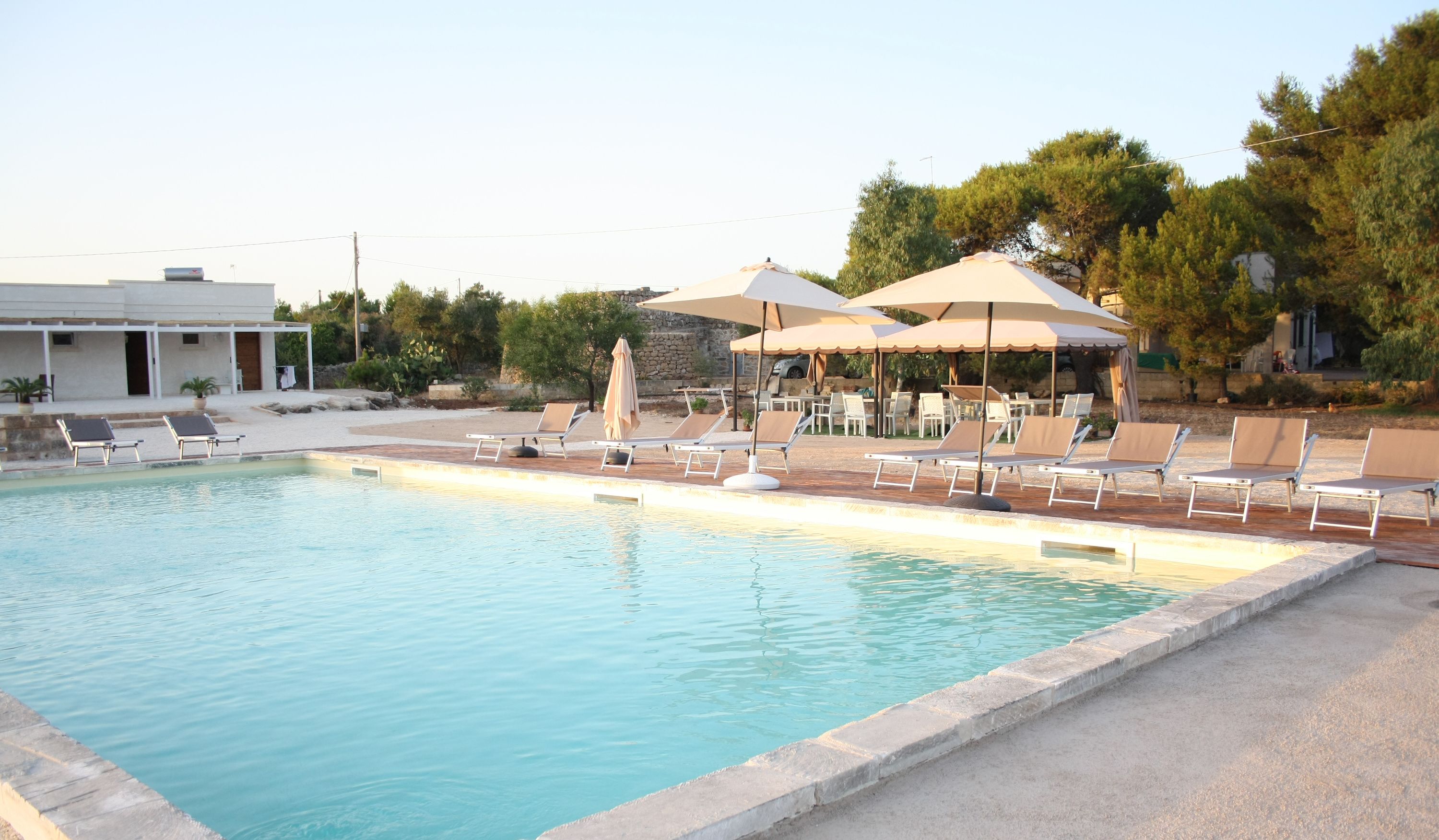 Außenpool (je nach Saison geöffnet), Sonnenschirme, Liegestühle