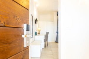 Habitación superior con 1 cama doble o 2 individuales, vistas a la piscina | Minibar, caja fuerte, cortinas opacas y wifi gratis