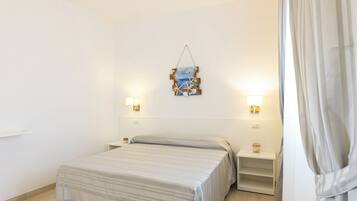Quarto casal ou duplo superior, vista para a piscina | Frigobar, cofres nos quartos, espaço de trabalho para notebook