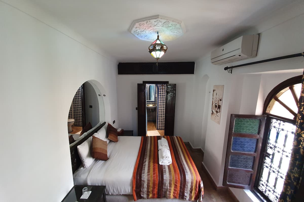 In-room safe, laptop workspace, blackout curtains
