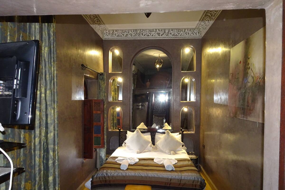 Suite (Chocolat) | 1 bedroom, in-room safe, laptop workspace, blackout drapes