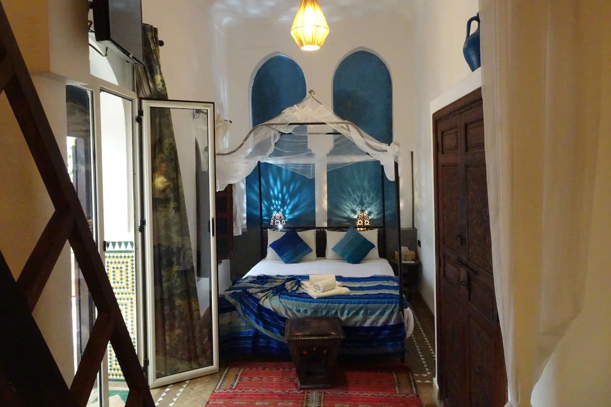 Svit (Essaouira) | 1 sovrum, värdeförvaringsskåp på rummet och arbetsyta för laptop