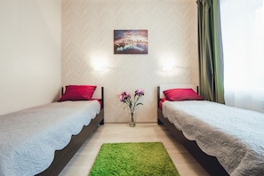 Standard Twin Room | Seterika/papan seterika, katil lipat simpan/tambahan, Wi-fi percuma