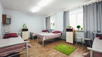 Neljän hengen huone, 1 makuuhuone (Bed in 4-Bed Dormitory Room) | Silitysrauta/-lauta, lisävuoteet, ilmainen Wi-Fi