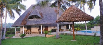 Queen K Cottages At Chrystal Homes